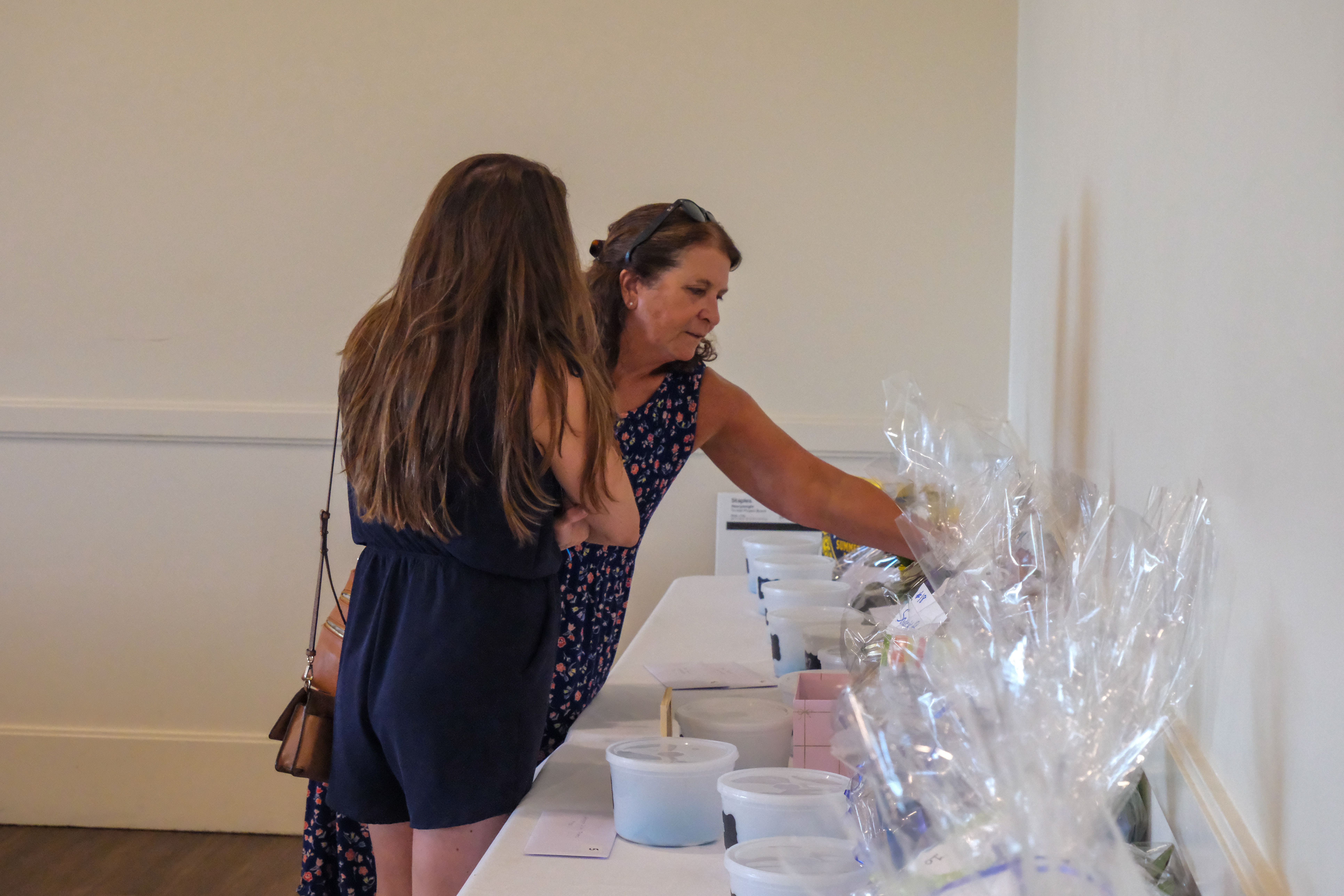 silent auction bidding